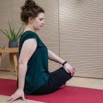 Eine Person macht eine &Uuml;bung auf einer Yoga-Matte, am linken Handgelenk tr&auml;gt sie eine Smartwatch.