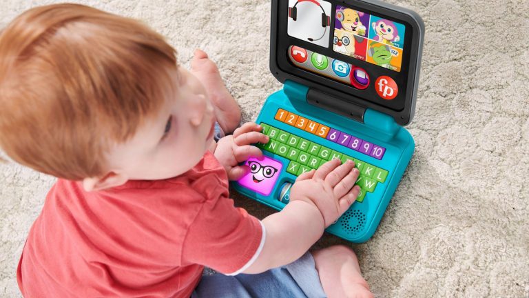 Ein Kind spielt mit dem Lernspaß-Laptop von Fisher-Price.