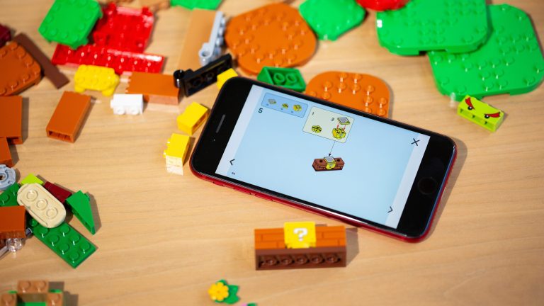 Die Bauanleitung für ein Lego-Super-Mario-Set auf einem iPhone SE.