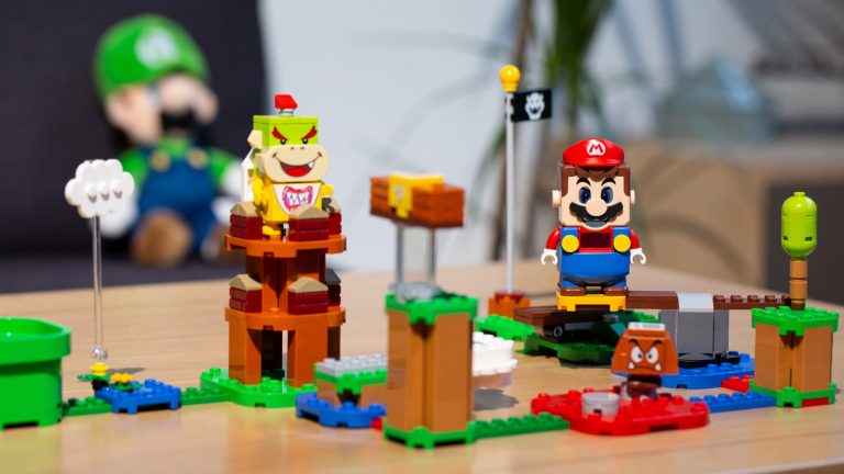Mario und einige Gegner auf einem zusammengebauten Lego-Set.