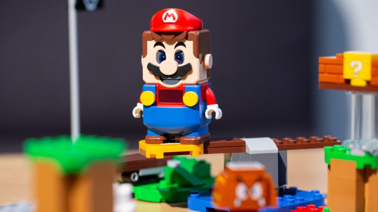 Eine Mario-Figur mit angeschalteten Displays in einem Lego-Set.