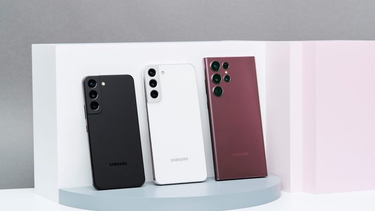 Die drei neuen Galaxy-S22-Smartphones stehen dekorativ nebeneinander.