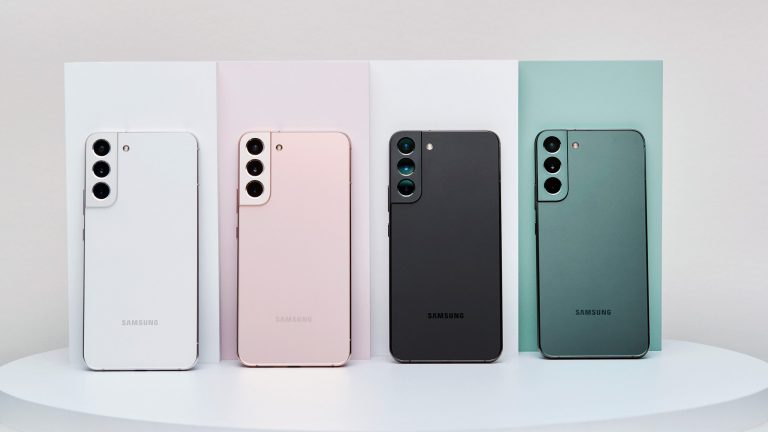 Das Samsung Galaxy S22 steht in allen vier verfügbaren Farben nebeneinander.