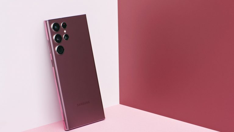Das Samsung Galaxy S22 steht in einer farbliche zum Gerät passenden Kulisse.