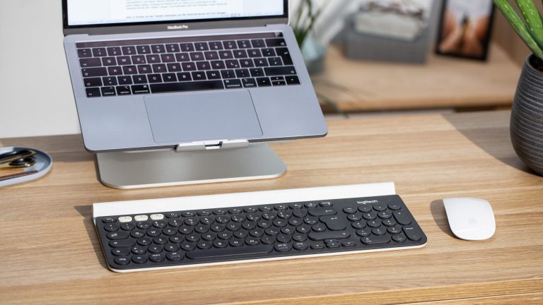 Eine Tastatur liegt vor einem MacBook Pro.