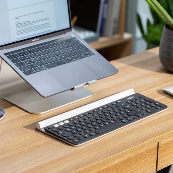 Eine Bluetooth-Tastatur liegt vor einem MacBook.