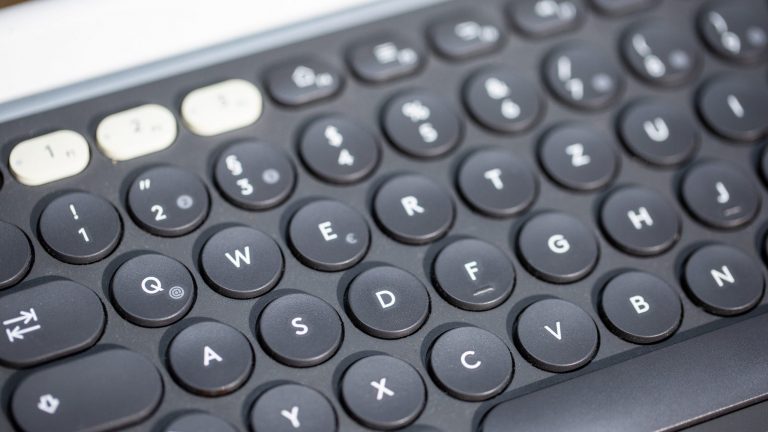 Detailansicht einer Tastatur mit Fokus auf die alphanumerischen Tasten.