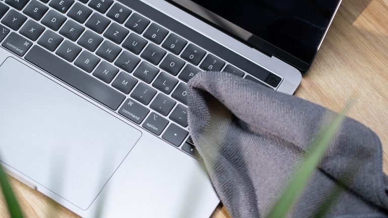 Ein Mikrofasertuch liegt auf der Tastatur eines MacBooks.