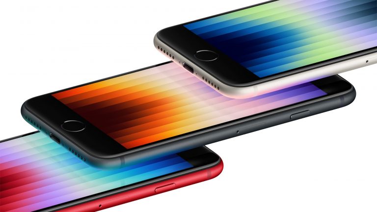 Produktfoto des neuen iPhone SE in den drei verfügbaren Farben Rot, Schwarz und Weiß.