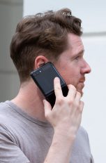 Eine Person hält sich ein Samsung Galaxy Z Flip ans Ohr.