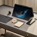 Ein Samsung Galaxy Book2 Pro 360 steht aufgeklappt auf einem Schreibtisch. Daneben liegen weitere Samsung- und B&uuml;ro-Artikel.