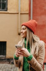 Google Maps: Suchverlauf löschen Eine Person steht mit ihrem Smartphone auf der Straße.