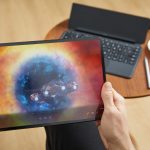 Eine Person h&auml;lt ein MateBook E von Huawei in der Hand. Im Hintergrund ist Zubeh&ouml;r zu sehen.