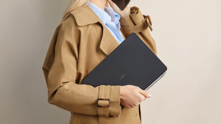Huawei MateBook E Eine Person telefoniert und hält dabei ein MateBook E in der Hand.