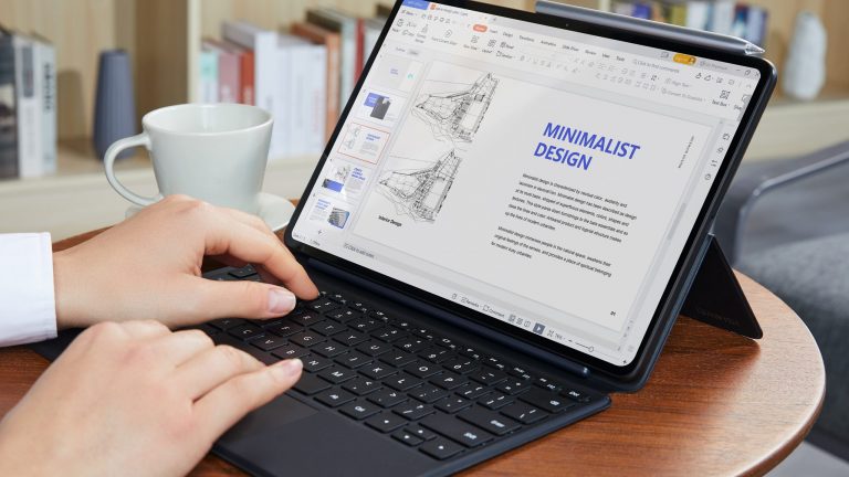 Huawei MateBook E Eine Person tippt auf dem Magentic Keyboard, das an einem MateBook E angebracht ist.
