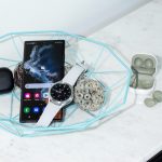 Ein Samsung Galaxy S22 Ultra liegt in einer Schale neben einer Galaxy Watch4 und zwei Paar Galaxy Buds.