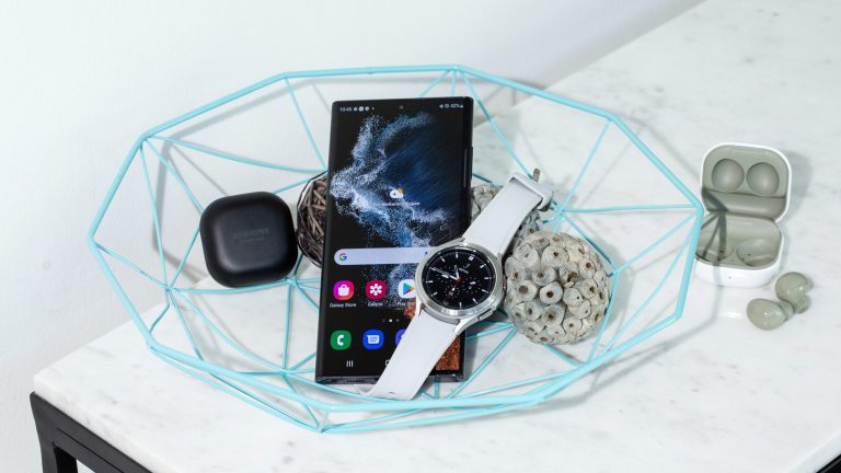 Ein Samsung Galaxy S22 Ultra liegt in einer Schale neben einer Galaxy Watch4 und zwei Paar Galaxy Buds.