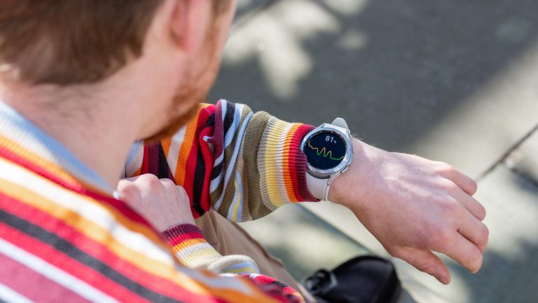 Eine Person schaut auf eine Samsung Galaxy Watch4 am Handgelenk. Darauf zu sehen ist der Pulsmesser.