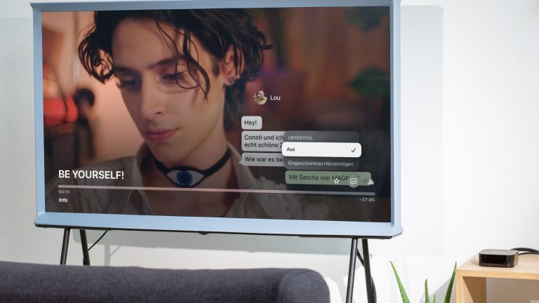 Ein Fernseher mit Apple TV zeigt das Wiedergabe-Menü einer Streaming-App. Die Untertitel-Auswahl ist geöffnet.