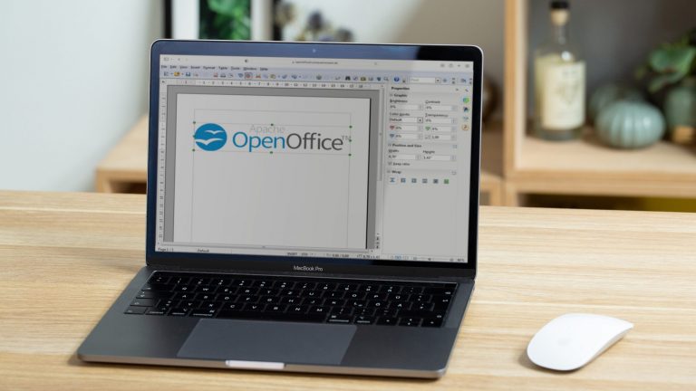 Ein Laptop steht auf einem Tisch. Auf dem Bildschirm ist die Textverarbeitung von OpenOffice geöffnet.