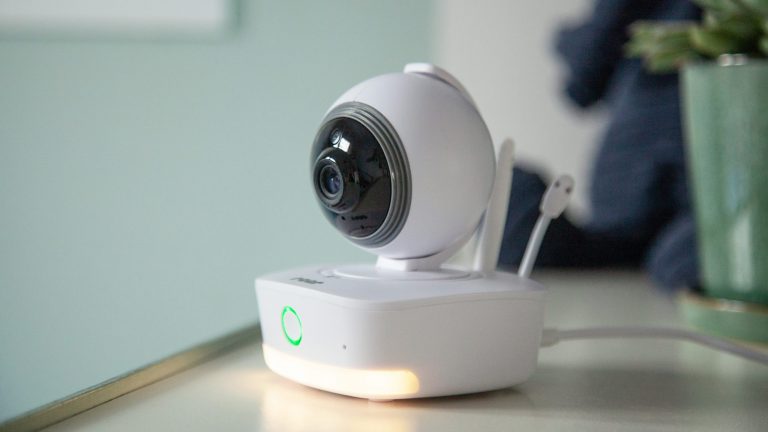 Eine Reer IP Babycam Move steht mit eingeschaltetem Nachtlicht auf einer Anrichte.