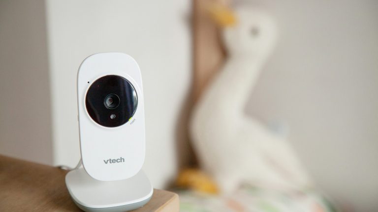 Die Kamera des Babyphon VM 3255 von Vtech steht auf einer Kommode neben einem Kinderbett.