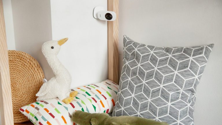 Die Kamera des Babyphon VM 3255 von Vtech hängt an einer Wand über einem Kinderbett.