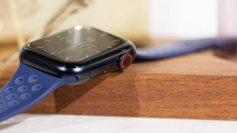Eine Apple Watch 7 in der Seitenansicht. Zu erkennen sind die Krone und die Seitentaste.