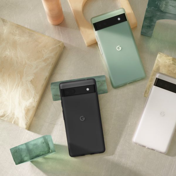 Das Google Pixel 6a liegt in den drei verf&uuml;gbaren Farben dekorativ arrangiert auf einigen geometrischen Formen.