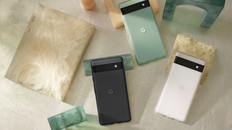 Das Google Pixel 6a liegt in den drei verfügbaren Farben dekorativ arrangiert auf einigen geometrischen Formen.