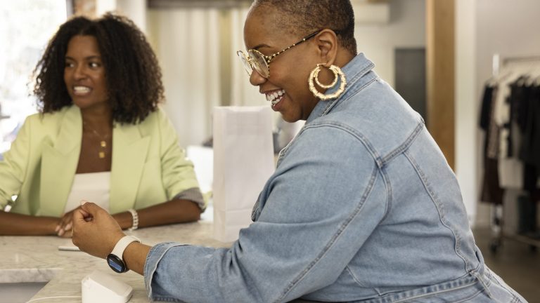 Eine Person trägt eine Google Pixel Watch und bezahlt damit kontaktlos.
