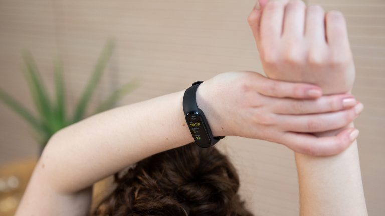 Eine Person trägt ein Xiaomi Mi Smart Band 6 bei einer Yoga-Sitzung.