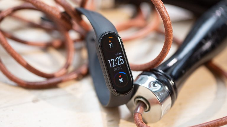 Ein Xiaomi Mi Smart Band 6 liegt auf einem Springseil.