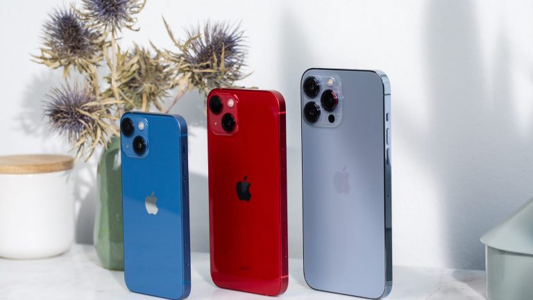 Das iPhone 13 steht in drei verschiedenen Größen und Farben auf einem Tisch.