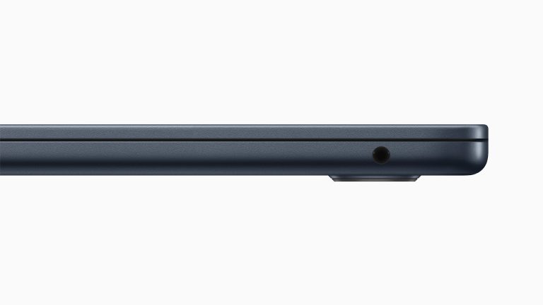 Detailannahme des Klinkenanschlusses im MacBook Air.