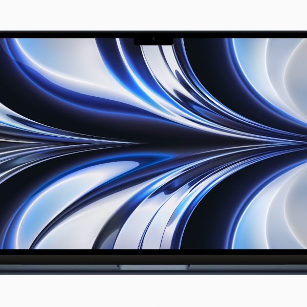 Foto des neuen MacBook Air in der Farbe Mitternacht.