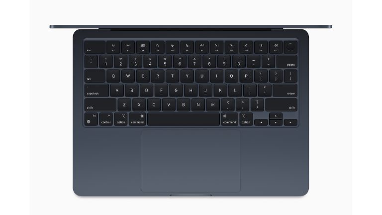 Blick von oben in ein aufgeklapptes MacBook Air. Zu erkennen sind die Tastatur und das große Touchpad.