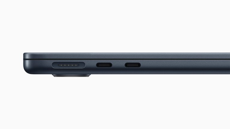 Detailansicht der Anschlüsse auf der linken Seite des MacBook Air.