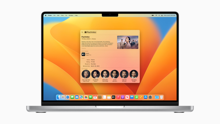 Foto eines MacBook, auf dem ein Screenshot der Spotlight-App zu sehen ist.
