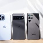 Ein Blick auf die R&uuml;ckseiten von einem Apple iPhone 13 Pro, Google Pixel 6 Pro und Samsung Galaxy S22 Ultra.