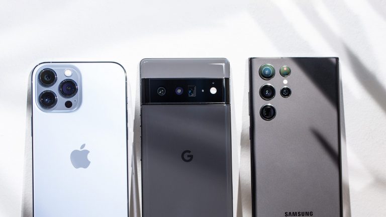 Ein Blick auf die Rückseiten von einem Apple iPhone 13 Pro, Google Pixel 6 Pro und Samsung Galaxy S22 Ultra.