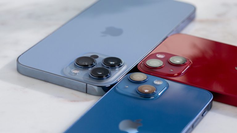 Ein iPhone 13 Pro und zwei iPhone 13 liegen nebeneinander. Die Kameras zeigen nach oben.