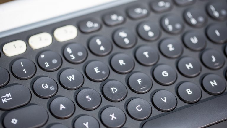 Detailansicht einer Logitech K780, bei der die einzelnen, flachen Tasten gut zu erkennen sind.