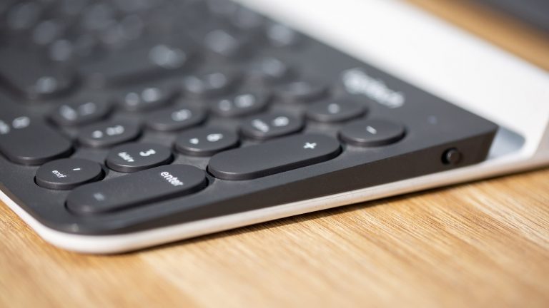 Eine Logitech K780 von der Seite fotografiert. Zu erkennen ist die niedrige Höhe der Tastatur.