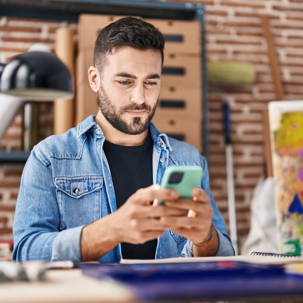 Eine Person tippt auf ihrem Smartphone.