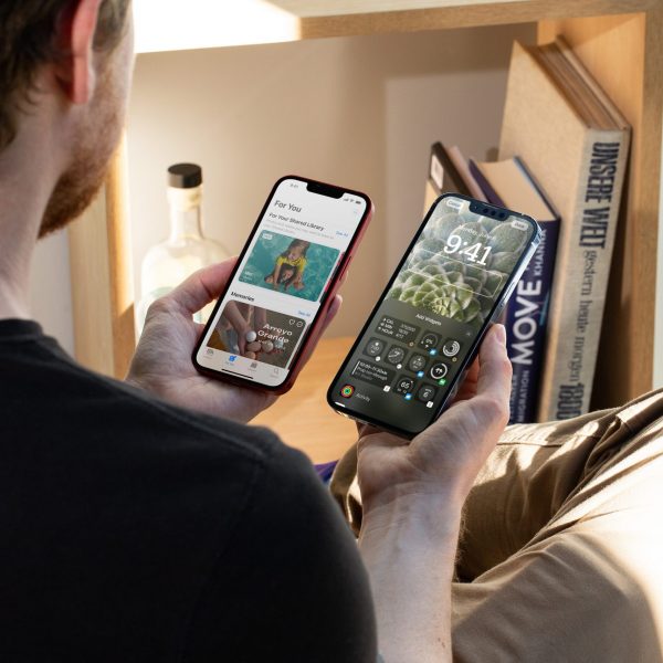 Eine Person h&auml;lt zwei iPhones in den H&auml;nden. Auf den beiden Ger&auml;ten sind neue Funktionen von iOS 16 zu erkennen.