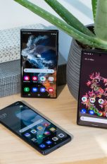 Ein Samsung Galaxy S22 Ultra, ein Google Pixel 6 Pro und einXiaomi Mi 10T auf einem Regal.