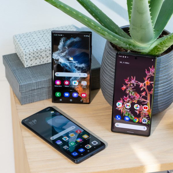 Ein Samsung Galaxy S22 Ultra, ein Google Pixel 6 Pro und einXiaomi Mi 10T auf einem Regal.