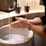 Eine Person w&auml;scht sich die H&auml;nde. Am Handgelenk sitzt eine Apple Watch.