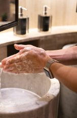 Eine Person wäscht sich die Hände. Am Handgelenk sitzt eine Apple Watch.